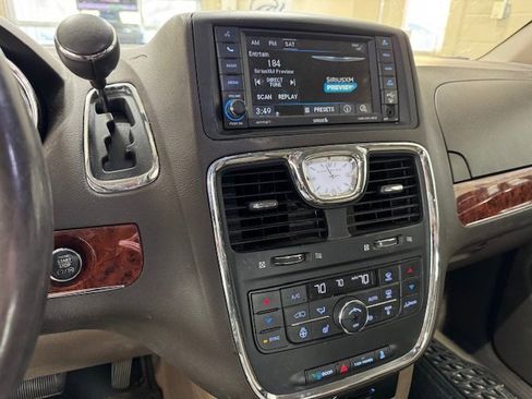 Used 2015 Chrysler Town & Country Touring-L w/ Driver Convenience Group image 4