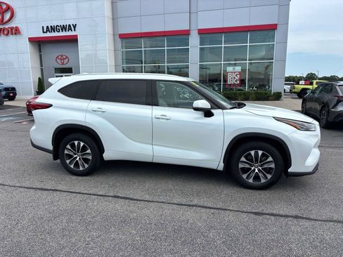 Used 2022 Toyota Highlander XLE AWD/4WD image 2