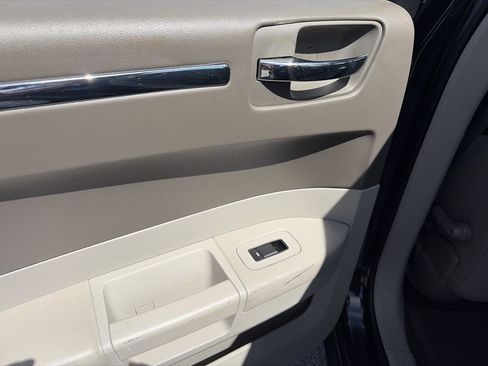 Used 2010 Chrysler 300 Touring RWD image 12
