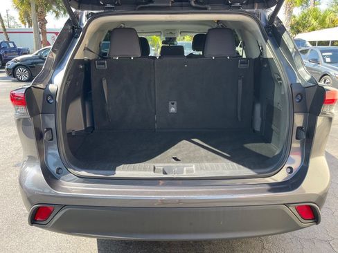 Used 2025 Toyota Highlander LE FWD image 3