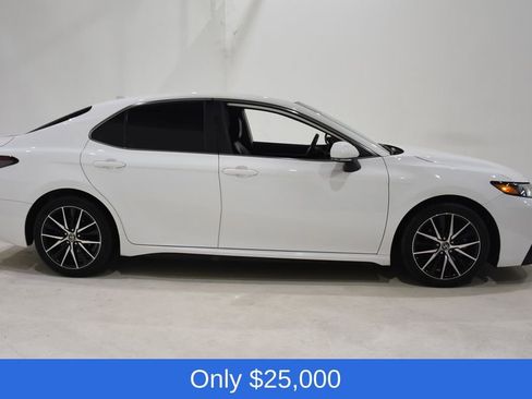 Used 2023 Toyota Camry SE image 3