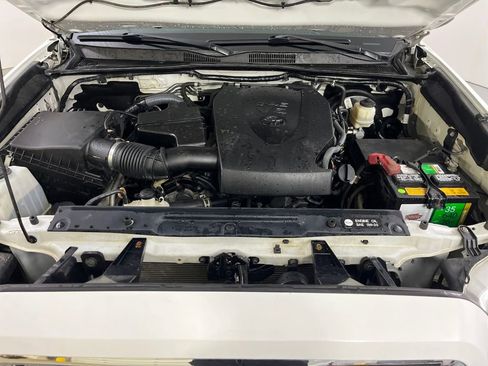 Used 2017 Toyota Tacoma TRD Sport w/ Premium & Technology Package image 9