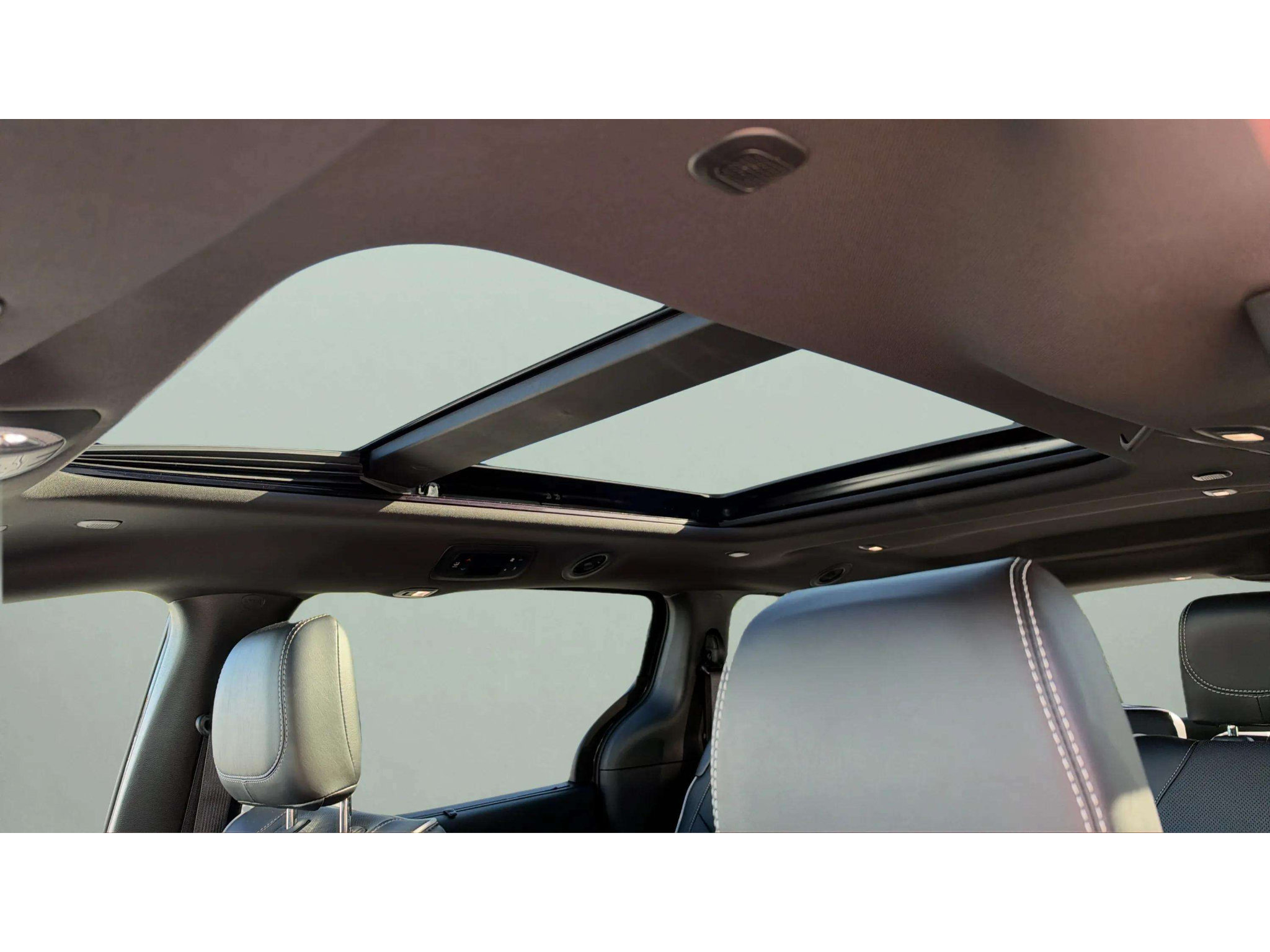 Used 2025 Chrysler Pacifica Limited FWD image 11