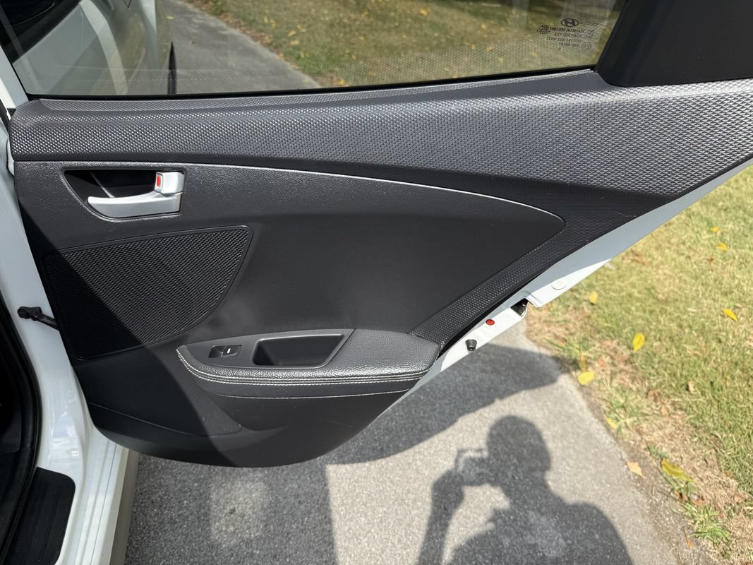Used 2016 Hyundai Veloster Turbo FWD image 31