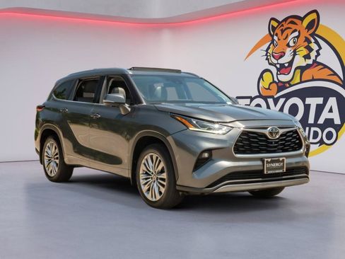 Used 2023 Toyota Highlander Platinum AWD/4WD image 3