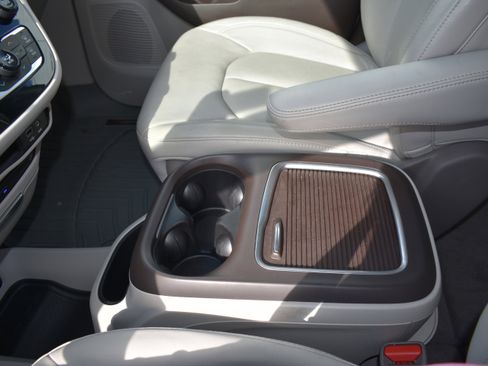 Used 2020 Chrysler Pacifica Touring-L Plus w/ Tire & Wheel Group image 25