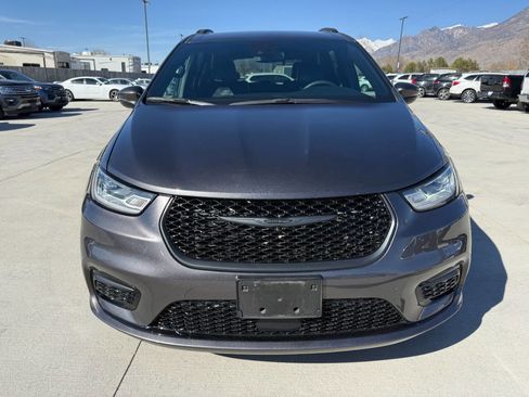 Used 2023 Chrysler Pacifica Touring-L w/ S Appearance Package image 8