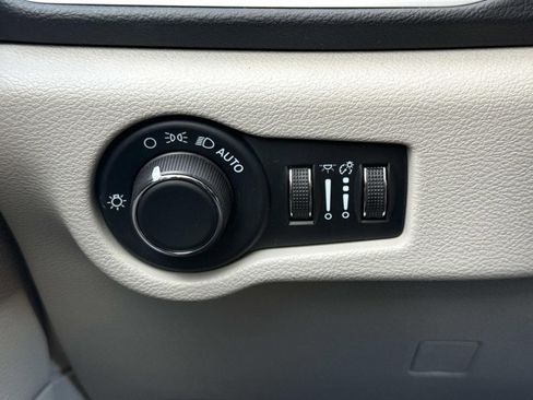 Used 2023 Chrysler Voyager LX image 18