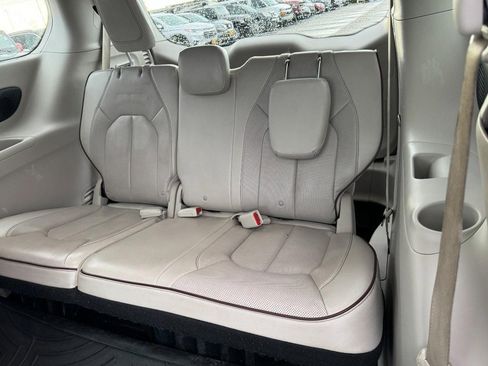 Used 2017 Chrysler Pacifica Limited image 13