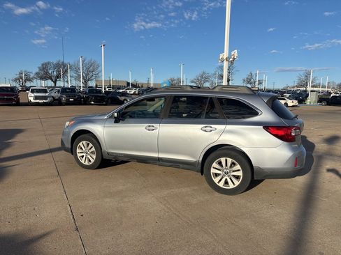 Used 2017 Subaru Outback 2.5i Premium image 8