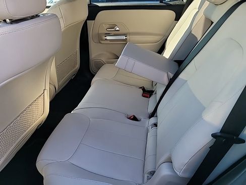 Used 2025 Mercedes-Benz GLB 250 4MATIC image 5