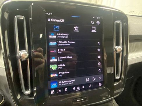 Used 2025 Volvo XC40 B5 Plus image 21