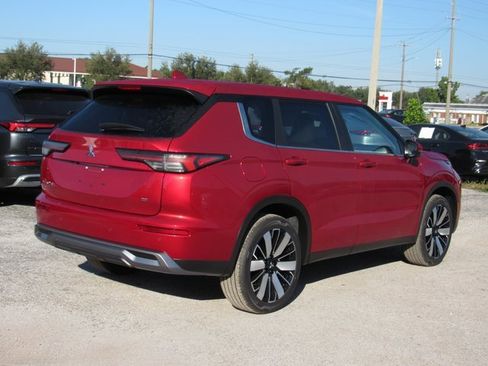New 2025 Mitsubishi Outlander SE image 3