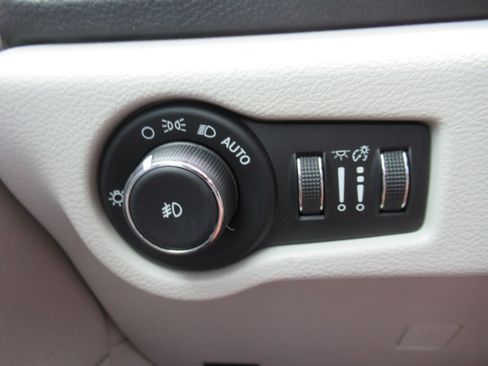 Used 2017 Chrysler Pacifica Platinum FWD image 25