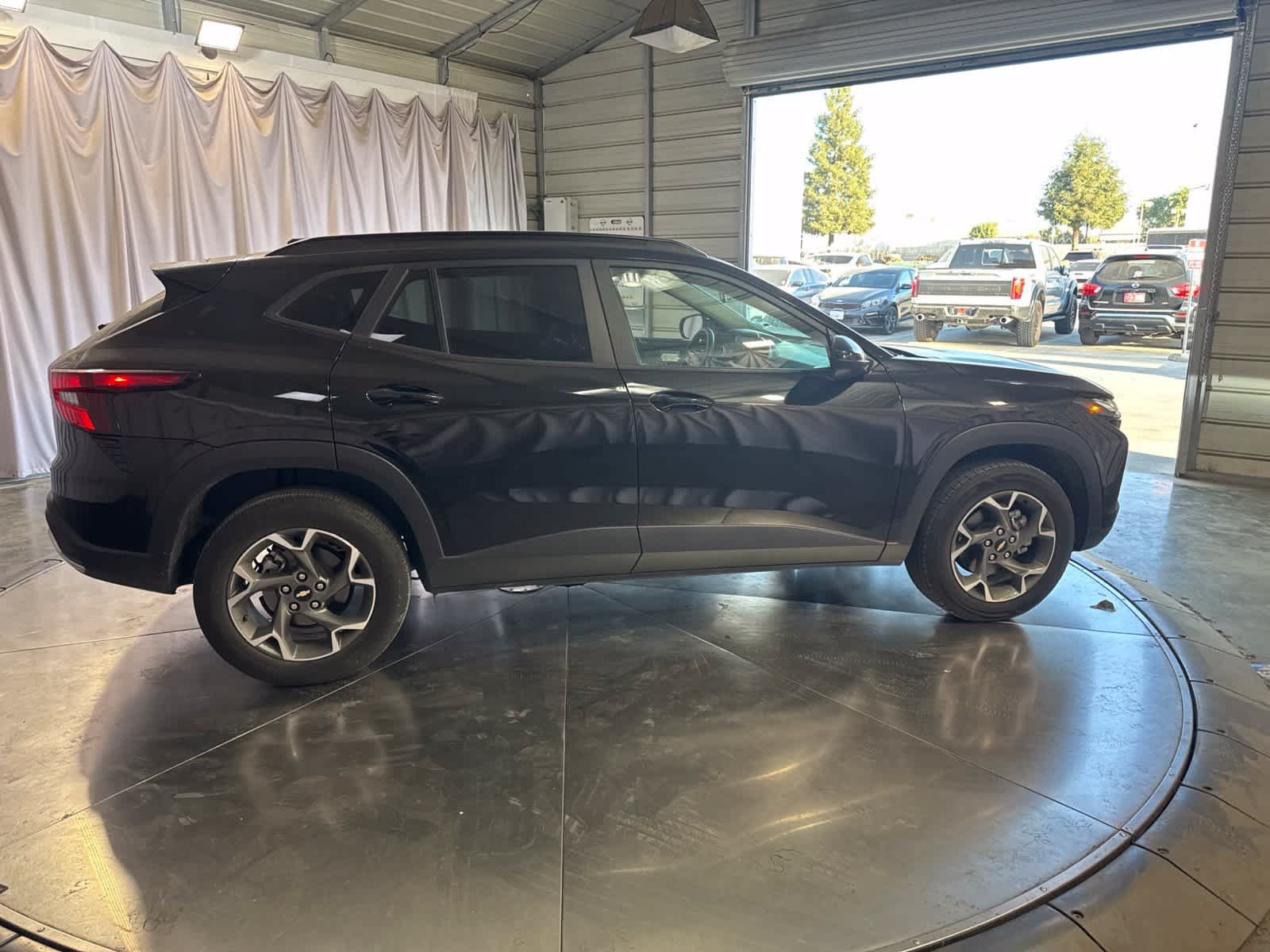 Used 2024 Chevrolet Trax LT FWD image 4