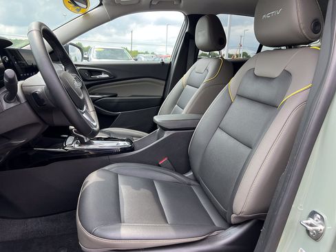 Used 2025 Chevrolet Trax ACTIV w/ Sunroof Package FWD image 13