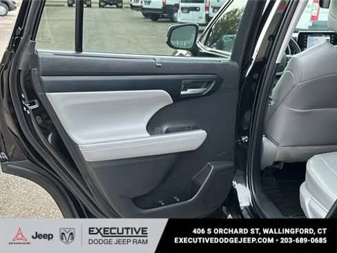 Used 2022 Toyota Highlander XLE image 23