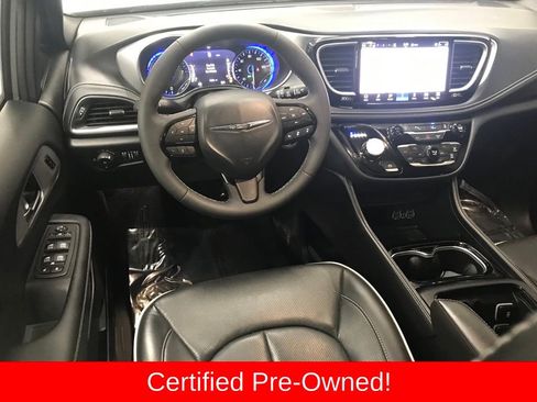 Used 2025 Chrysler Pacifica Limited image 28