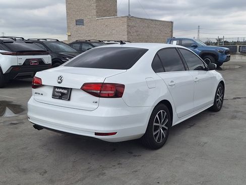 Used 2017 Volkswagen Jetta SE FWD image 5