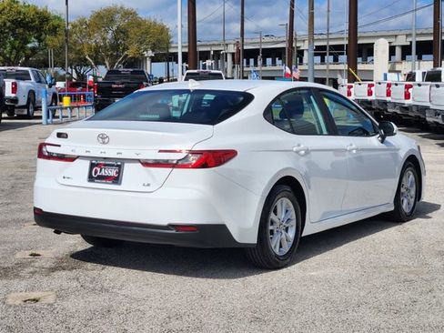 Used 2025 Toyota Camry LE image 7