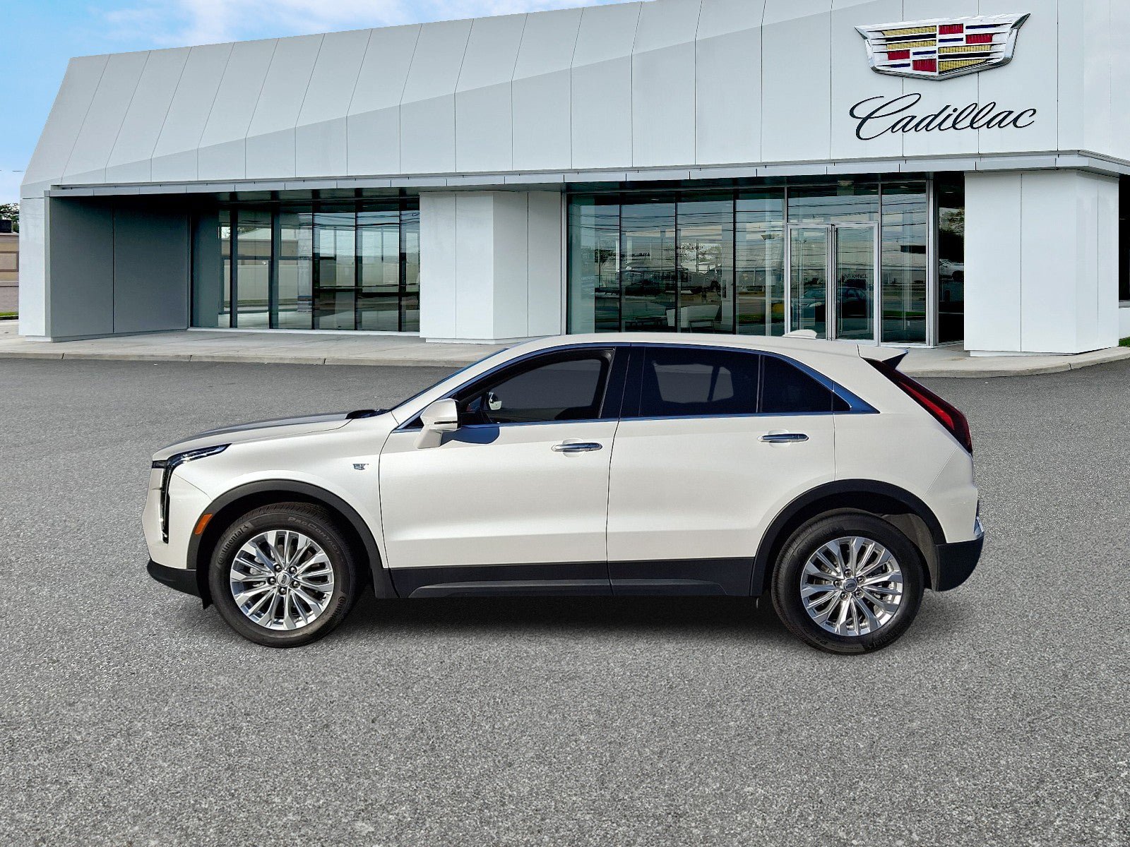 Used 2024 Cadillac XT4 Luxury w/ Cold Weather Package FWD image 7