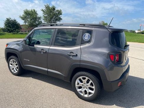 Used 2017 Jeep Renegade Latitude AWD/4WD image 5