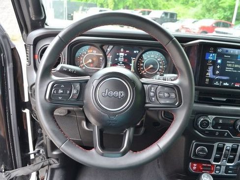 Used 2025 Jeep Wrangler Unlimited Rubicon AWD/4WD image 19