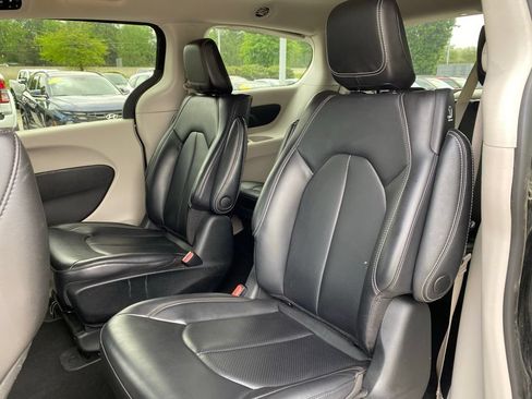 Used 2023 Chrysler Pacifica Touring-L FWD image 28
