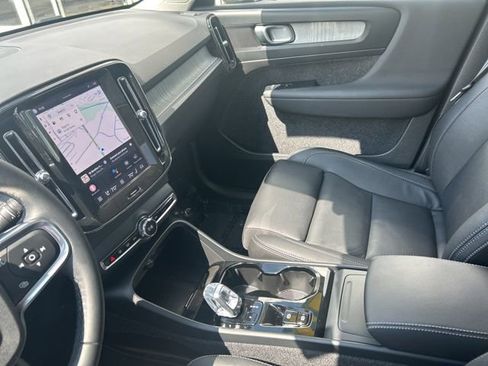 Certified 2025 Volvo XC40 B5 Plus AWD/4WD image 19