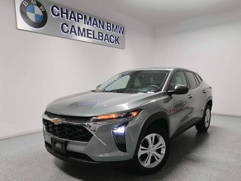 Used 2025 Chevrolet Trax LS FWD image 1