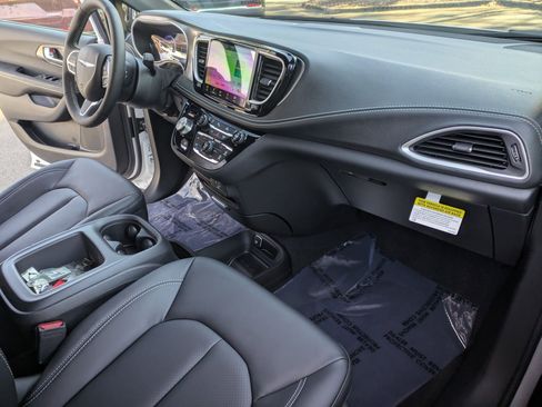New 2026 Chrysler Pacifica Select image 21
