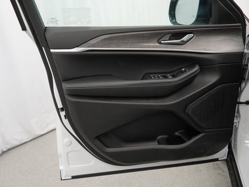New 2026 Jeep Grand Cherokee Altitude AWD/4WD image 29
