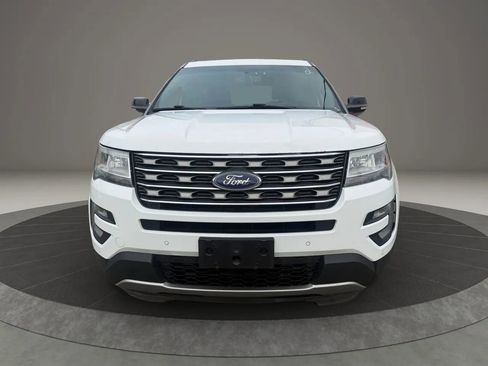 Used 2017 Ford Explorer XLT w/ Equipment Group 202A image 2
