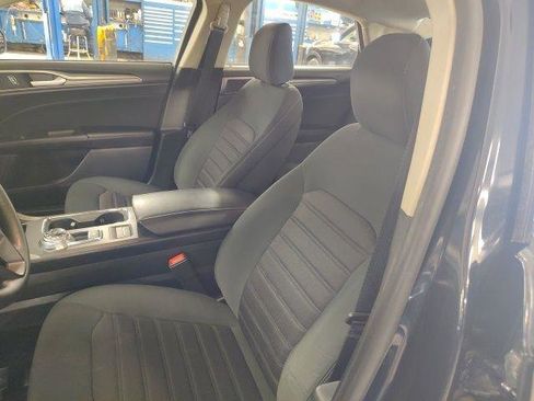 Used 2020 Ford Fusion SE image 2