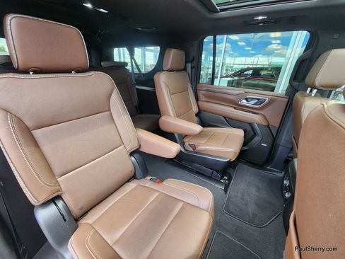 Used 2024 Chevrolet Suburban High Country AWD/4WD image 5