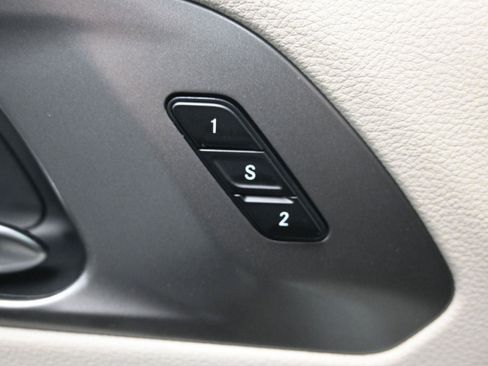 Used 2024 Chrysler Pacifica Touring-L image 17