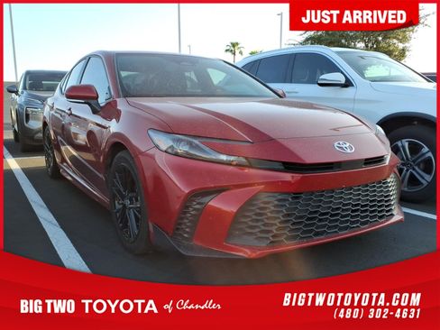Used 2025 Toyota Camry SE w/ Convenience Package FWD image 1