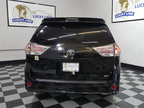 Used 2017 Toyota Sienna SE Premium image 8