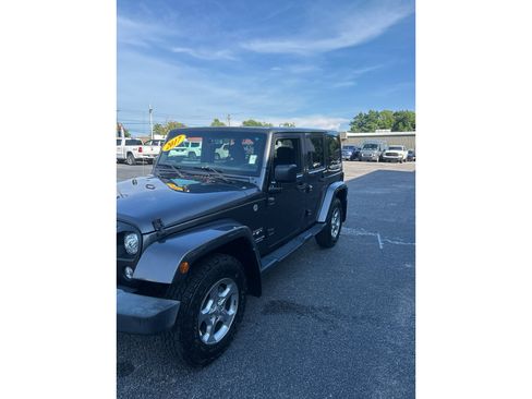 Used 2017 Jeep Wrangler Unlimited Sahara w/ Dual Top Group AWD/4WD image 3