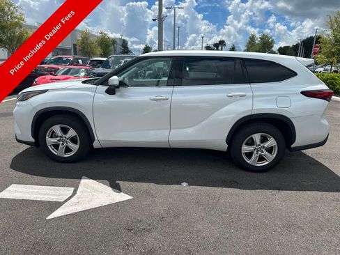 Used 2022 Toyota Highlander LE FWD image 2