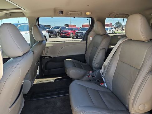Used 2017 Toyota Sienna XLE w/ XLE Navigation Package FWD image 15