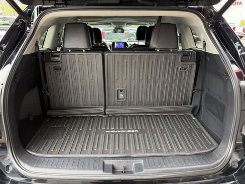 Used 2023 Toyota Highlander XLE AWD/4WD image 11