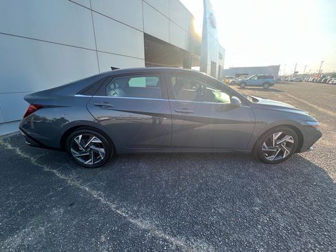 Used 2025 Hyundai Elantra Limited image 9