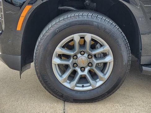 Used 2025 Chevrolet Suburban LS RWD image 17