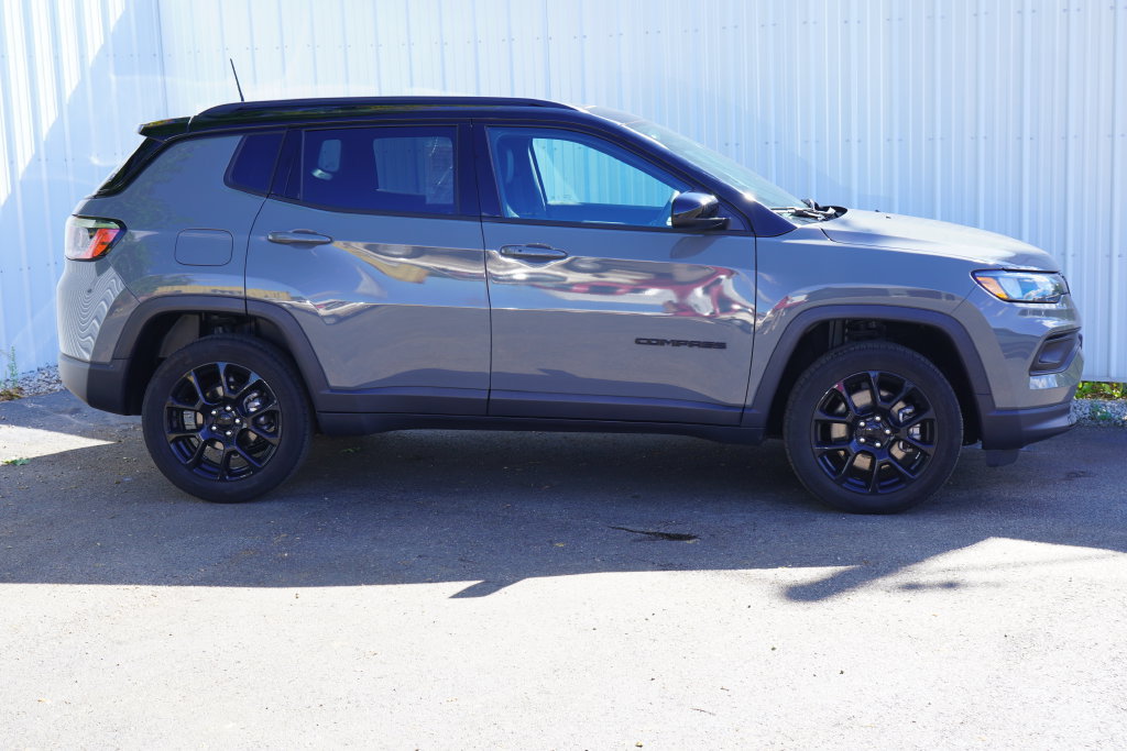 Used 2023 Jeep Compass Latitude w/ Sun and Sound Group AWD/4WD image 2