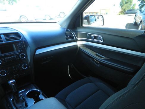Used 2017 Ford Explorer XLT image 18