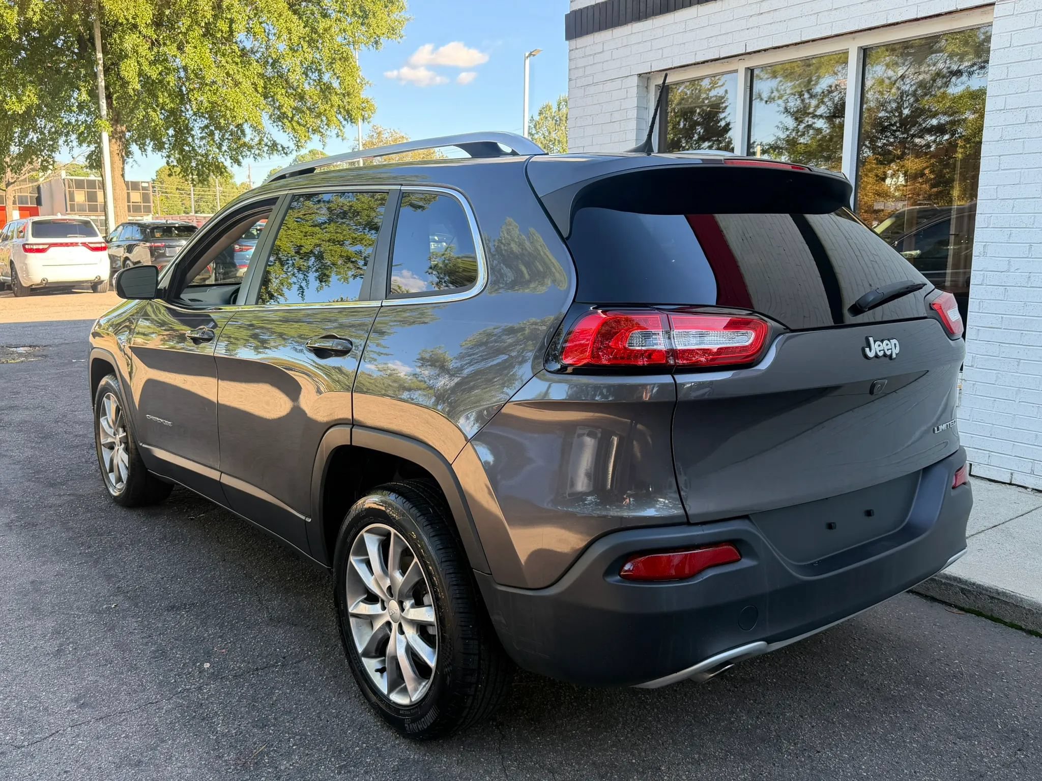 Used 2017 Jeep Cherokee Limited FWD image 7