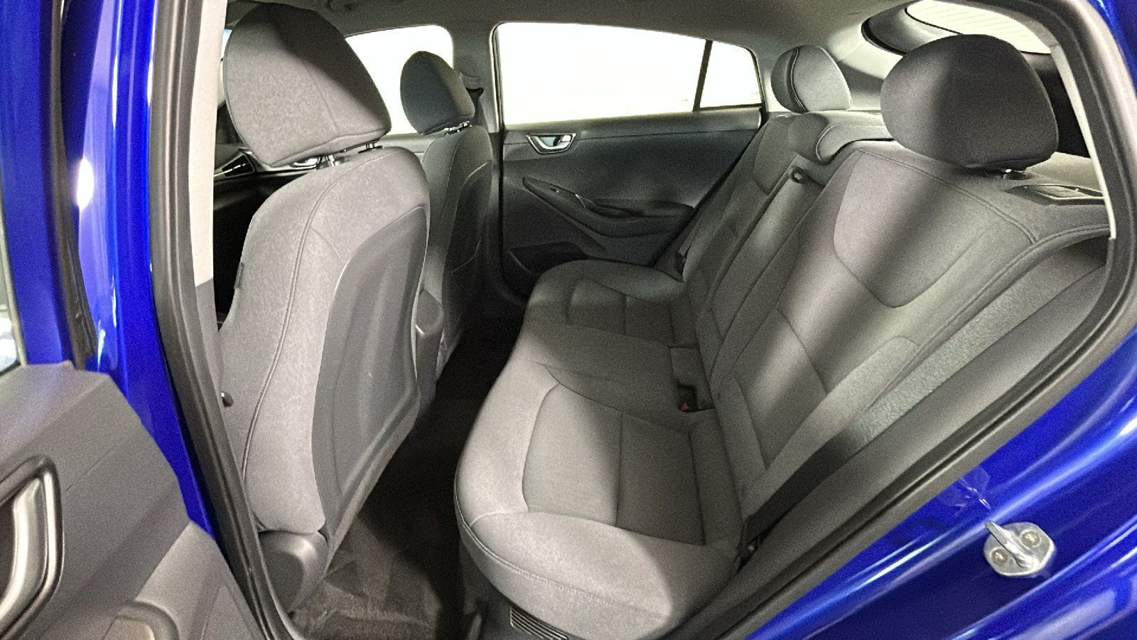Used 2020 Hyundai Ioniq SE FWD image 31