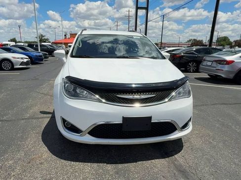 Used 2018 Chrysler Pacifica Touring-L FWD image 3
