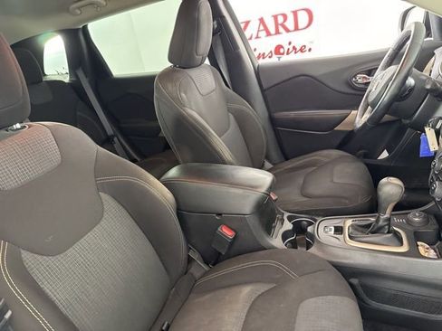 Used 2017 Jeep Cherokee Latitude w/ Cold Weather Group image 16